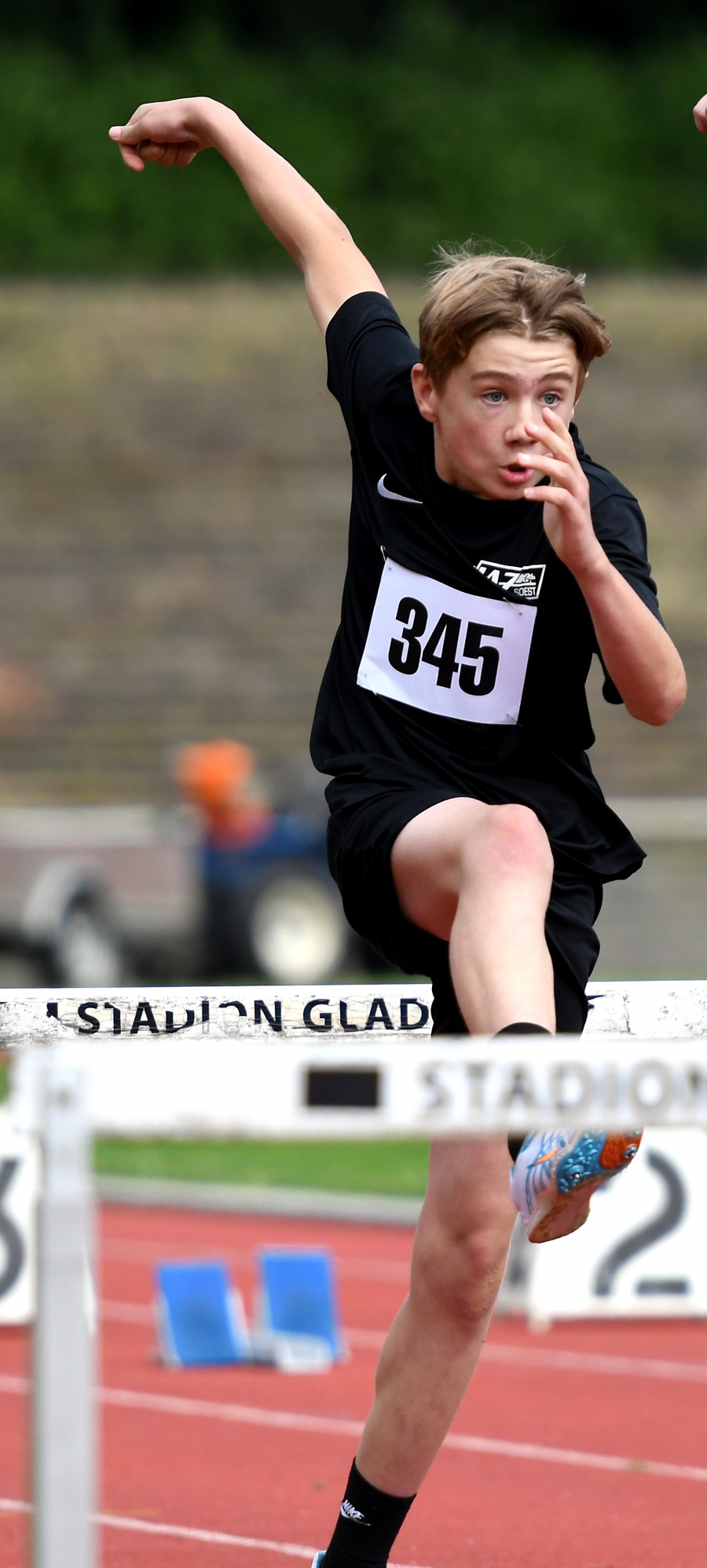 Debütlauf an die Spitze Westfalens: Michel Bottin vom LAZ Soest setzte sich mit seinem ersten 60-Meter-Hürdenlauf in ausgezeichneten 10,84 Sekunden                             auf Anhieb auf Platz eins der Westfälischen Bestenliste der Altersklasse M12. Foto: Bottin