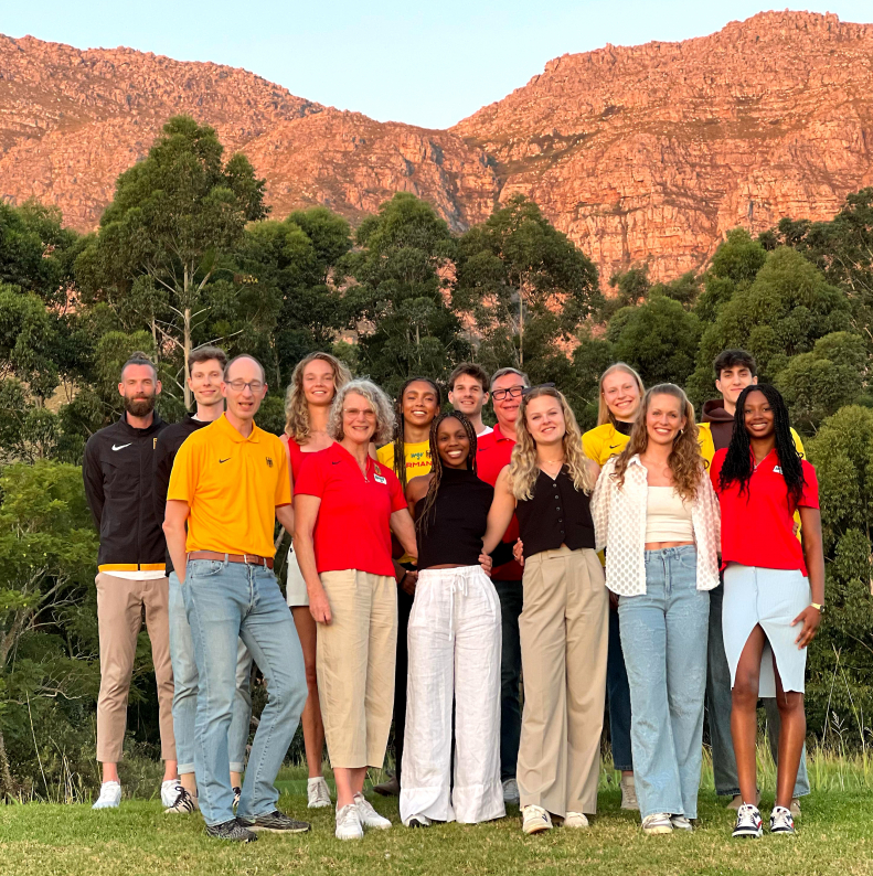 Vor malerischer Bergkulisse in Stellenbosch: Hochspringer Falk Wendrich vom LAZ Soest (hintere Reihe 5. von links) zusammen mit einer Gruppe deutscher Leichtathleten im Trainingslager in Südafrika.|||