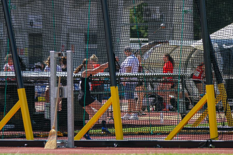 Im mobilen Hammerwurfkäfig vor dem Donaustadion ging es rund. Foto: Schellig