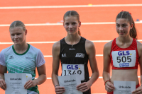 v.l.n.r. Victoria Krien (SV Preußen Berlin), Nia Ferige, Mia Sophie Mühle (TSG Wehrheim). Foto: Reinhard|Im Diskuswurf kam sie auf Platz 16. Foto: Schellig|Im mobilen Hammerwurfkäfig vor dem Donaustadion ging es rund. Foto: Schellig|Fanclub: Familie und Freunde begleiteten Nia am Wochenende in Ulm. Foto: Schellig|Hochkonzentriert ging sie in den Ring. Foto: Schellig|Eine gute Orientierung und das richtige Timing sind beim Abwurf gefragt. Foto: Schellig|||