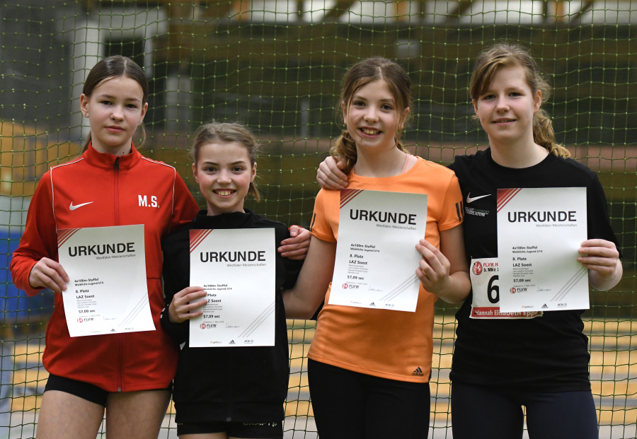 Freude über Platz acht: Bei den Westfalenmeisterschaften in Paderborn überzeugte das U14-Quartett des LAZ Soest mit (von links) Marlene Soest, Marie Rustemeyer, Leni Schneider und Hannah Eppe, über 4 x 100 Meter insbesondere mit ausgezeichneten Wechselvorgängen. Foto:Bottin