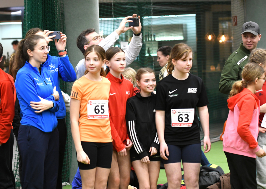 Die LAZ-Staffelmädchen der U14  während der 4 x 100-Meter-Siegerehrung im Paderborner Ahorn-Sportpark. Foto: Bottin