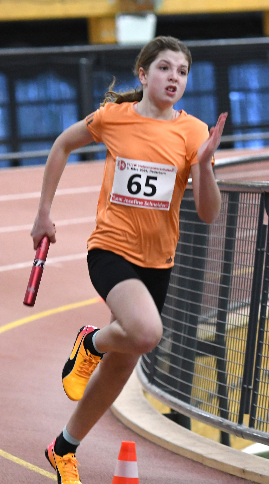 Leni Schneider an Position zwei über 4 x 100 Meter  während ihres Staffeleinsatzes im Paderborner Ahorn-Sportpark. Foto: Bottin