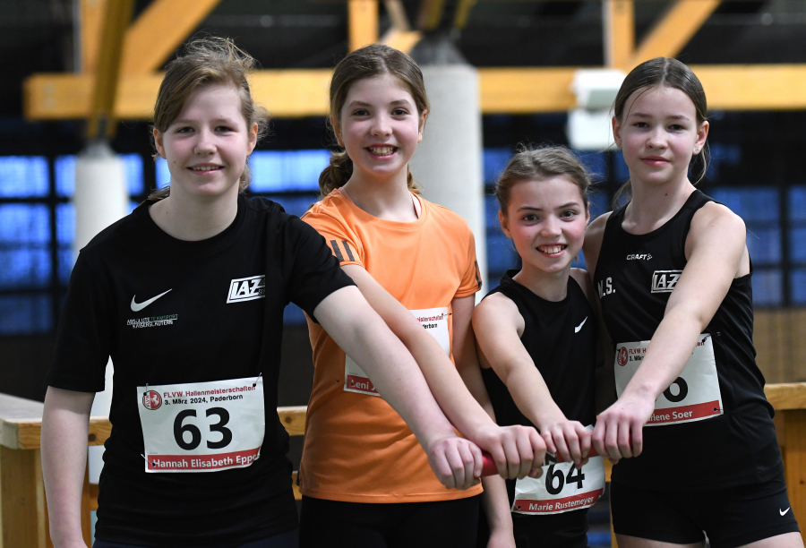 Freude über Platz acht: Bei den Westfalenmeisterschaften in Paderborn überzeugte das U14-Quartett des LAZ Soest mit (von links) Hannah Eppe, Leni Schneider, Marie Rustemeyer und Marlene Soer, über 4 x 100 Meter insbesondere mit ausgezeichneten Wechselvorgängen. Foto: Bottin