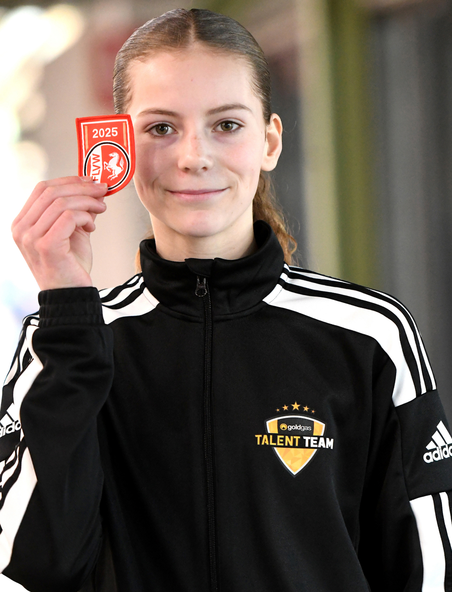 W15-Sportlerin Nia Ferige vom LAZ Soest siegte im Dreisprung und holte sich bereits den siebten Westfalenmeistertitel in ihrer jungen Karriere. Foto: Bottin