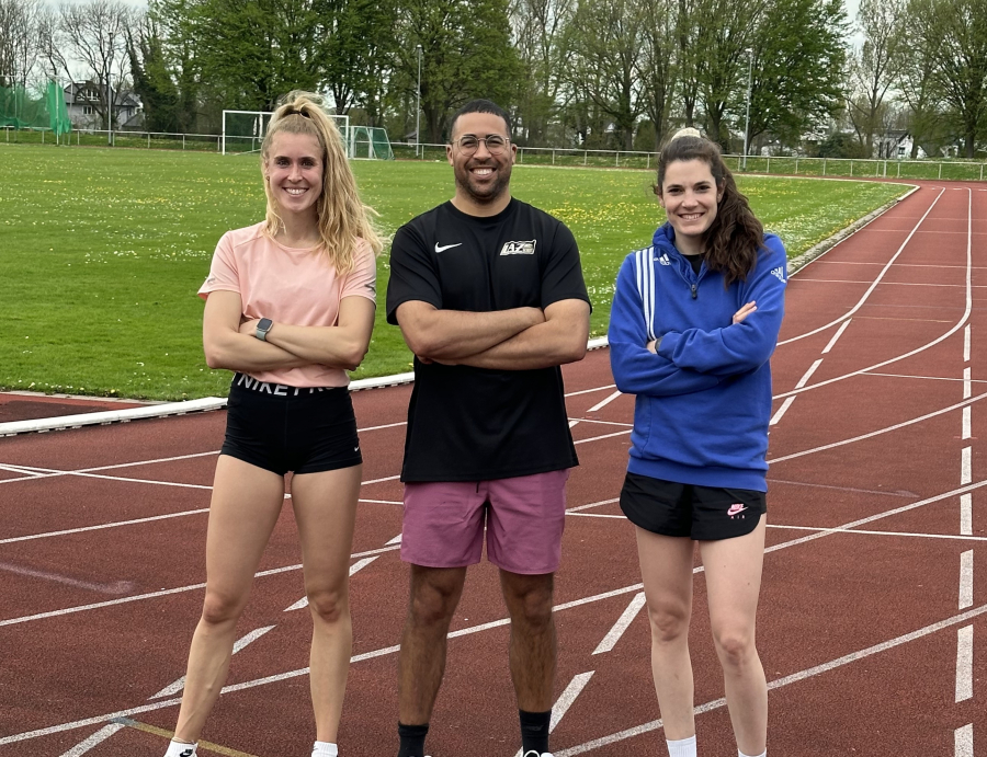 Trainer Sam Stanislaus ist für die Saisonvorbereitung mit LAZ-Mehrkämpferin Laura Voß (rechts) und 800 Meter-Läuferin Carmen Blameuser extra aus Großbritannien nach Soest gekommen. Foto: Wendrich