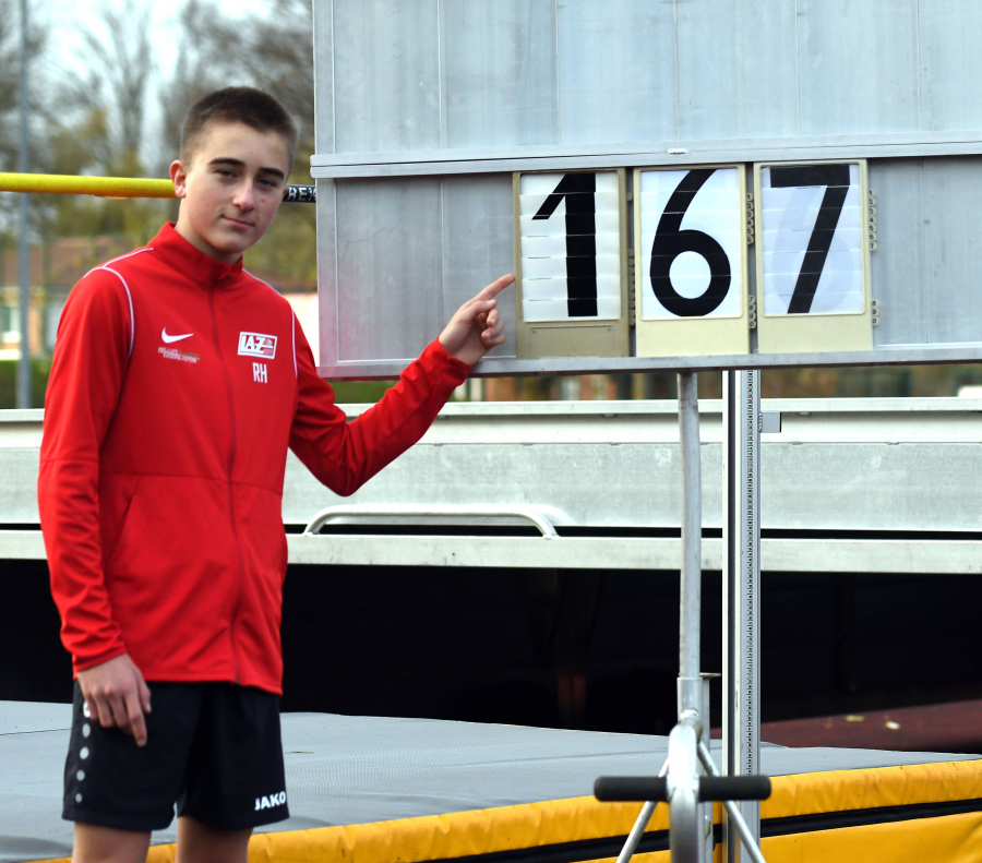 Er zeigt es an: U14-Athlet Rafael Hesse vom LAZ Soest übersprang in dieser Saison ausgezeichnete 1,67 Meter und ist damit in seiner Altersklasse M13 zweitbester Hochspringer Deutschlands. Foto: Bottin