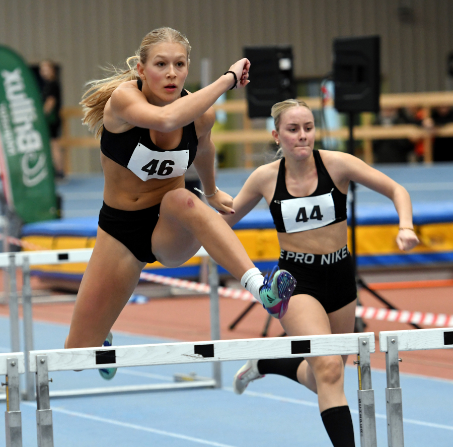 Die U18-Athletinnen Mia Vollmer (links) und Maya Klute vom LAZ Soest starteten in Münster erstmals über die 84 Zentimeter hohen &quot;Frauen&quot;-Hürden. Foto:Bottin