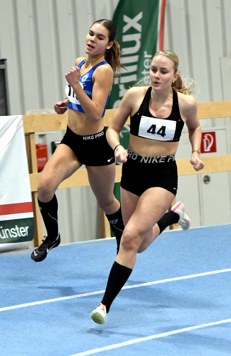 28,79 Sekunden beim ersten 200-Meter-Sprint der neuen Hallensaison: F&uuml;r Maya Klute (rechts) vom LAZ Soest bedeutet das noch viel Luft nach oben. Foto: Bottin