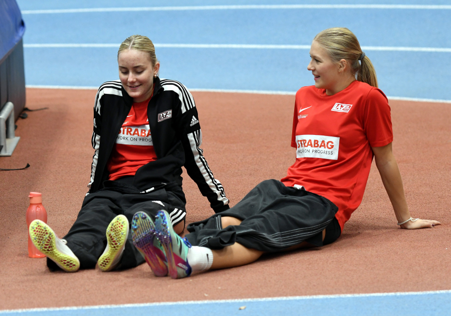 Relaxen vor dem ersten Start: Maya Klute (links) und Mia Vollmer vom LAZ Soest beim Brillux-Cup in der Leichtathletikhalle der Universität Münster. Foto: Bottin