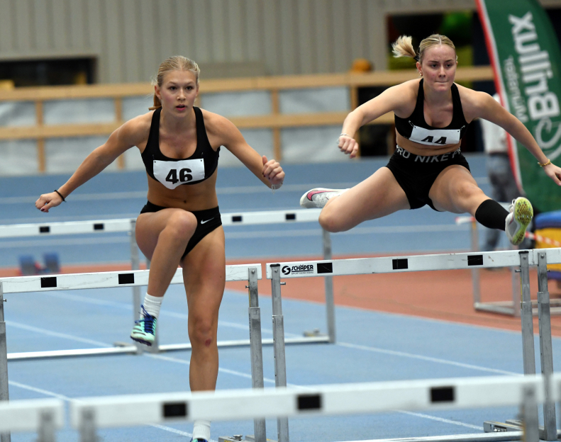 Die U18-Athletinnen Mia Vollmer (links) und Maya Klute vom LAZ Soest starteten in Münster erstmals über die 84 Zentimeter hohen &quot;Frauen&quot;-Hürden. Foto:Bottin|Die U18-Athletinnen Mia Vollmer (links) und Maya Klute vom LAZ Soest starteten in Münster erstmals über die 84 Zentimeter hohen &quot;Frauen&quot;-Hürden. Foto:Bottin|Mia Vollmer vom LAZ Soest musste sich über 60 Meter nach verunglücktem Start mit bescheidenen 8,34 Sekunden zufrieden geben. Foto: Bottin|28,79 Sekunden beim ersten 200-Meter-Sprint der neuen Hallensaison: Für Maya Klute (rechts) vom LAZ Soest bedeutet das noch viel Luft nach oben. Foto: Bottin|Relaxen vor dem ersten Start: Maya Klute (links) und Mia Vollmer vom LAZ Soest beim Brillux-Cup in der Leichtathletikhalle der Universität Münster. Foto: Bottin|||