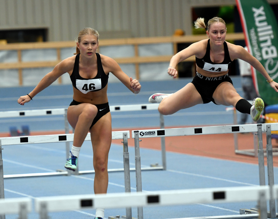 Die U18-Athletinnen Mia Vollmer (links) und Maya Klute vom LAZ Soest starteten in Münster erstmals über die 84 Zentimeter hohen &quot;Frauen&quot;-Hürden. Foto:Bottin