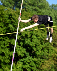 U20-Athlet Jonas Dorenkamp vom LAZ Soest überquerte beim Stabhochsprungmeeting im Schulzentrum mit 3,50 Meter die größte Höhe. Foto: Bottin|||