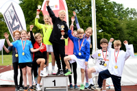Schnelle Truppe: Die Patroklischüler stellten mit Eliana Kozubenko und Julius Schoofs (Mitte) zwei Sieger beim Finale des Sprintcups. Mehr Pokale und damit auch den Wanderpokal gewann diesmal die Brunoschule. Foto: Bottin|Die Mädchen und Jungen der Brunoschule gewannen die meisten Einzelpokale und konnten bei der Siegerehrung den Sprintcup-Wanderpokal entgegennehmen. Foto: Bottin|Bei den Mädchen des Jahrgangs 2015 holten sich Siegerin Lara Hamel (Mitte, Astrid-Lindgren), Lenie Wiesner (links, Zweite, Bruno) und Katharina Sophie Jaschin (rechts, Dritte, Johannes) die Pokale. Foto: Bottin|Hier erhält der Drittplatzierte der Altersklasse 2015, Levin Schmidt von der Wieseschule, den Pokal von LAZ-Trainerin Maya Klute überreicht. Foto: Bottin|Lutz Rummel von der Hellwegschule (Mitte) war schnellster Junge der Altersklasse 2015. Leo Leifert (links) von der Brunoschule wurde Zweiter und Levin Schmidt (rechts) von der Petrischule Dritter. Foto: Bottin|Er ist der schnellste Soester Grundschüler: Julius Schoofs von der Patroklischule (Jahrgang 2014) erzielte ausgezeichnete 2,86 Sekunden im fliegenden Sprint über 20 Meter. Foto: Bottin|Bei den Mädchen vom Jahrgang 2014 setzte sich Eliana Kozubenko (Mitte, Patrokli) erfolgreich durch. Links Charlotte Biegel (Zweite, Wiese), rechts Jana Maria Lüsse (Dritte, Hellweg). Foto: Bottin|Siegerehrung der Jungen des Jahrgangs 2014: Julius Schoofs (Mitte) von der Patroklischule siegte vor Arigon Paci (links, Astrid-Lindgren) und Samuel Jegel (Petri). Foto: Bottin|Freudestrahlend nimmt Anastasia Wolf den Siegerpokal aus den Händen von Florian Wendt, dem stellvertretenden sportlichen Leiter des LAZ Soest entgegen. Die Georg-Schülerin gewann in der Altersklasse 2016 vor Lara Hinkelmann (links, Georg) und Luisa Kruppa (rechts, Bruno). Foto: Bottin|Siegerehrung in der Altersklasse 2016 der Jungen mit Thorsten Junior Meyer (1. Platz, Wiese, Mitte) vor Emil Richter (links, Bruno) und Jonte Antons (Wiese). Foto: Bottin|||