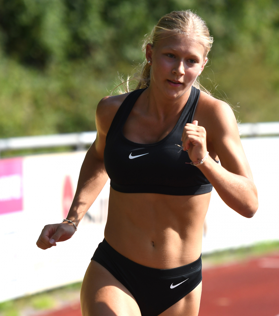 Sinkende Formkurve am Saisonende: U18-Athletin Mia Vollmer vom LAZ Soest blieb in Blomberg im Sprint und Hochsprung deutlich unter ihren persönlichen Bestmarken. Foto: Bottin