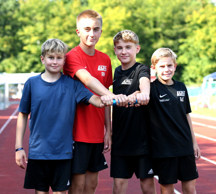 Gelungener Staffelstart: Das U14-Quartett des LAZ Soest mit (von links) Malte Langenscheidt, Rafael Hesse, Michel Bottin und Bastian Sievert freute sich in Blomberg &uuml;ber 42,93 Sekunden und Platz zwei im 4 x 75-Meter-Wettbewerb. Foto: Bottin