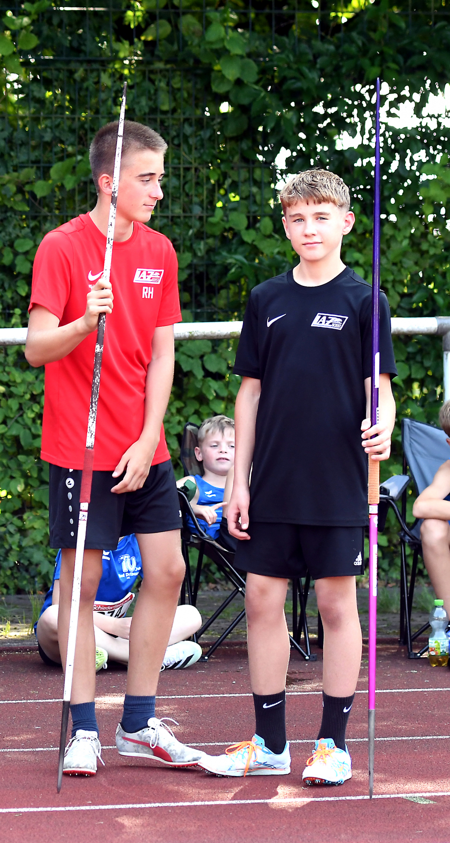 Die U14-Sportler Rafael Hesse (links, M13) und Michel Bottin (M12) vom LAZ Soest &uuml;berzeugten in Blomberg mit ausgezeichneten Speerwurfleistungen. Foto: Bottin