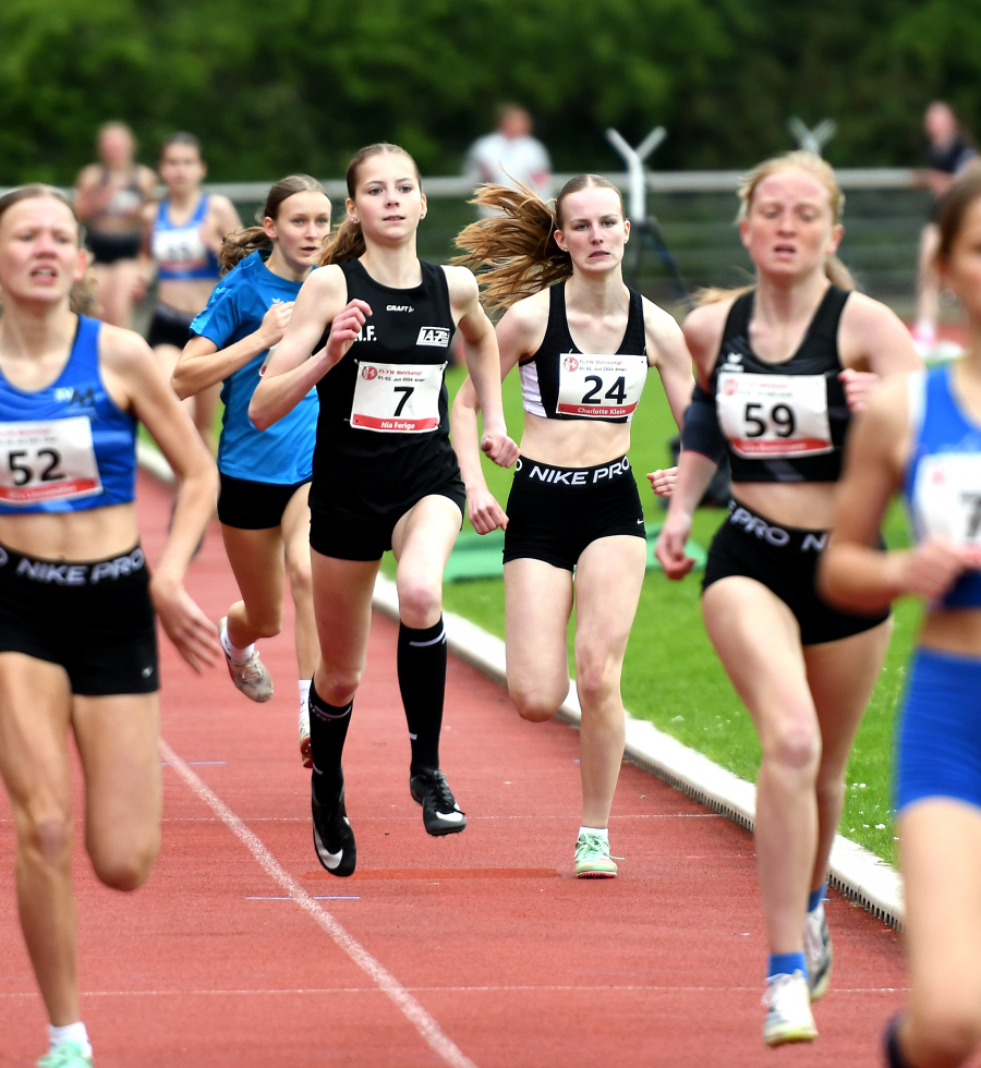 Auf den letzten Metern beim 800-Meter-Lauf des Siebenkampfes: W14-Westfalenmeisterin Nia Ferige vom LAZ Soest (Nr. 7). Foto: Bottin