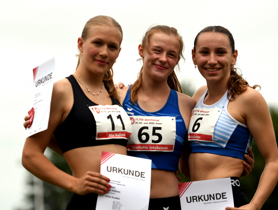 Westfalens beste Siebenkämpferinnen der weiblichen Jugend U18 (von links): Mia Vollmer vom LAZ Soest als Vizemeisterin, Charlotte Jatzkowski (Meisterin, TV Gladbeck) und Maria Sauer (Herford, Drittplatzierte). Foto: Bottin