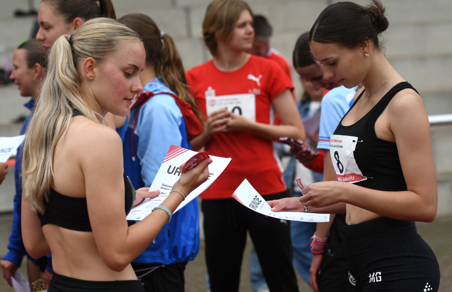 Maya Klute (links) und Mathilda Grienitz bewundern in Ahlen ihre "Westfalenpferdchen". Foto: Bottin