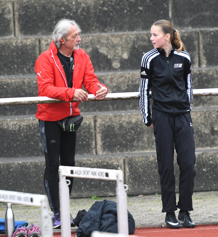 Trainer Ralf Reinhard mit Sch&uuml;tzling Nia Ferige im Ahlener Sportpark Nord. Foto: Bottin