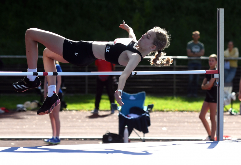 Überlegener Titelgewinn: Greta Karsten vom LAZ Soest wurde mit tollen 1,64 Metern W13-Westfalenmeisterin im Hochsprung. Foto: Bottin|Videoanalyse: Greta Karsten mit Trainerin Annika Straub während des Wettkampfes im Stadion Hohenhorst. Foto: Bottin|Viertschnellste in Westfalen über 75 Meter: Rosalie Tigges (W12) vom LAZ Soest lief mit 10,93 Sekunden Bestzeit. Foto: Bottin|Mutiger Bronze-Lauf: Noelle Biegel (Nr. 71) vom LAZ Soest kam über 800 Meter der Altersklasse W12 in neuer Vereinsrekordzeit auf Platz drei. Foto: Bottin|Platz fünf: Noelle Biegel (W13) vom LAZ Soest steigerte sich im 60-Meter-Hürdensprint auf 10,71 Sekunden. Foto: Bottin|W13-Sportlerin Marie Rustemeyer vom LAZ Soest erzielte mit 10,69 Sekunden persönliche Bestzeit über 75 Meter. Foto: Bottin|Perfekter Wechsel zwischen Marie Rustemeyer (rechts) und Noelle Biegel über 4 x 75 Meter. Am Ende musste sich das Mädchen-Staffelquartett des LAZ Soest jedoch mit eher bescheidenen 42,17 Sekunden zufrieden geben. Foto: Bottin|Die Maskerade stimmte: Die U14-Mädchen des LAZ Soest, v.l.n.r.: Noelle Biegel, Marie Rustemeyer, Rosalie Tigges und Greta Karsten, mussten sich über 4 x 75 Meter jedoch mit eher bescheidenen 42,17 Sekunden zufrieden geben. Foto: Bottin|||