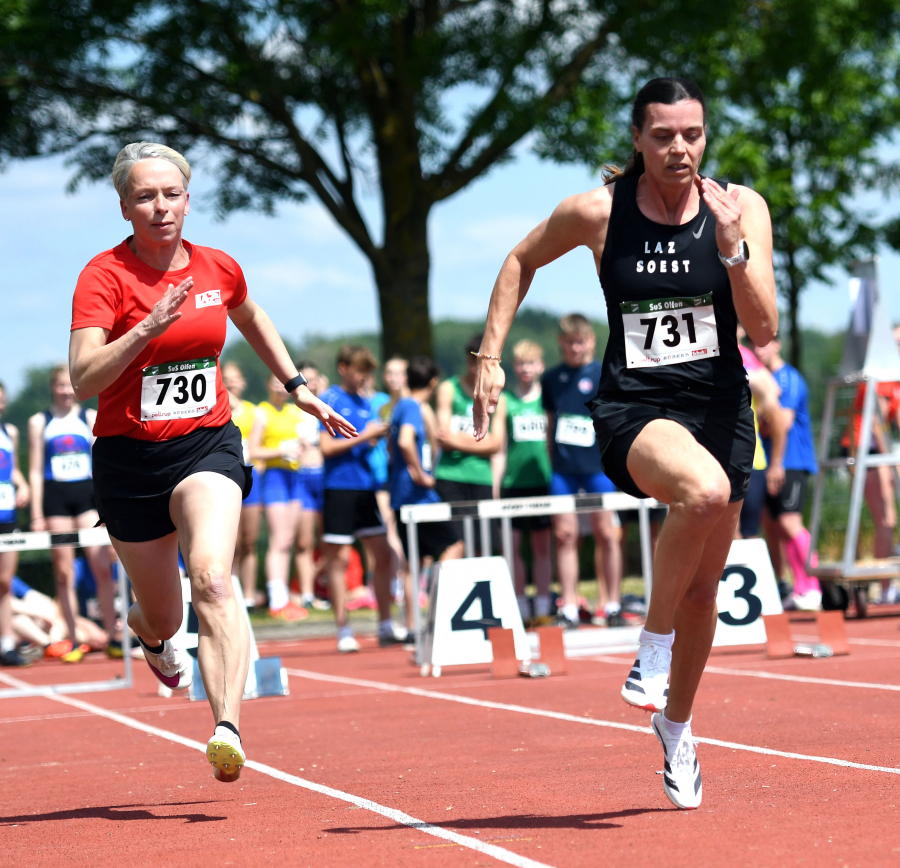 Sprints auf hohem Niveau: Ines Rustemeyer vom LAZ Soest  (rechts, W50) unterbot in Olfen deutlich die DM-Normen über 100 Meter und 200 Meter. Links ihre Mannschaftskameradin Sabrina Raser. Foto: Bottin