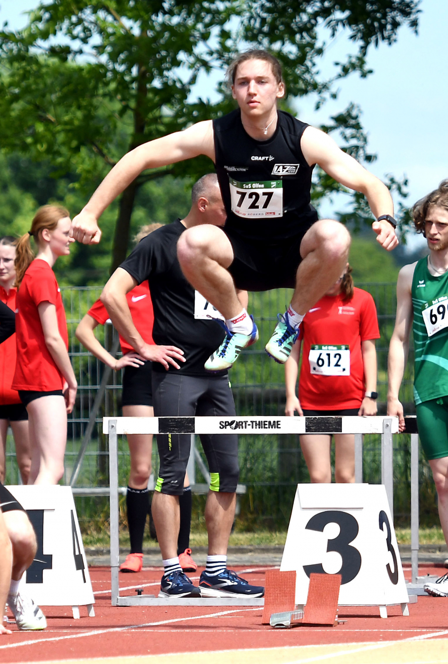 Abgehoben: U18-Athlet Tim Welschoff vom LAZ Soest siegte über 100 Meter in ausgezeichneten 11,43 Sekunden. Für eine Anerkennung der Leistung wehte der Rückenwind mit 2,8 Meter/Sekunde aber zu stark. Foto: Bottin