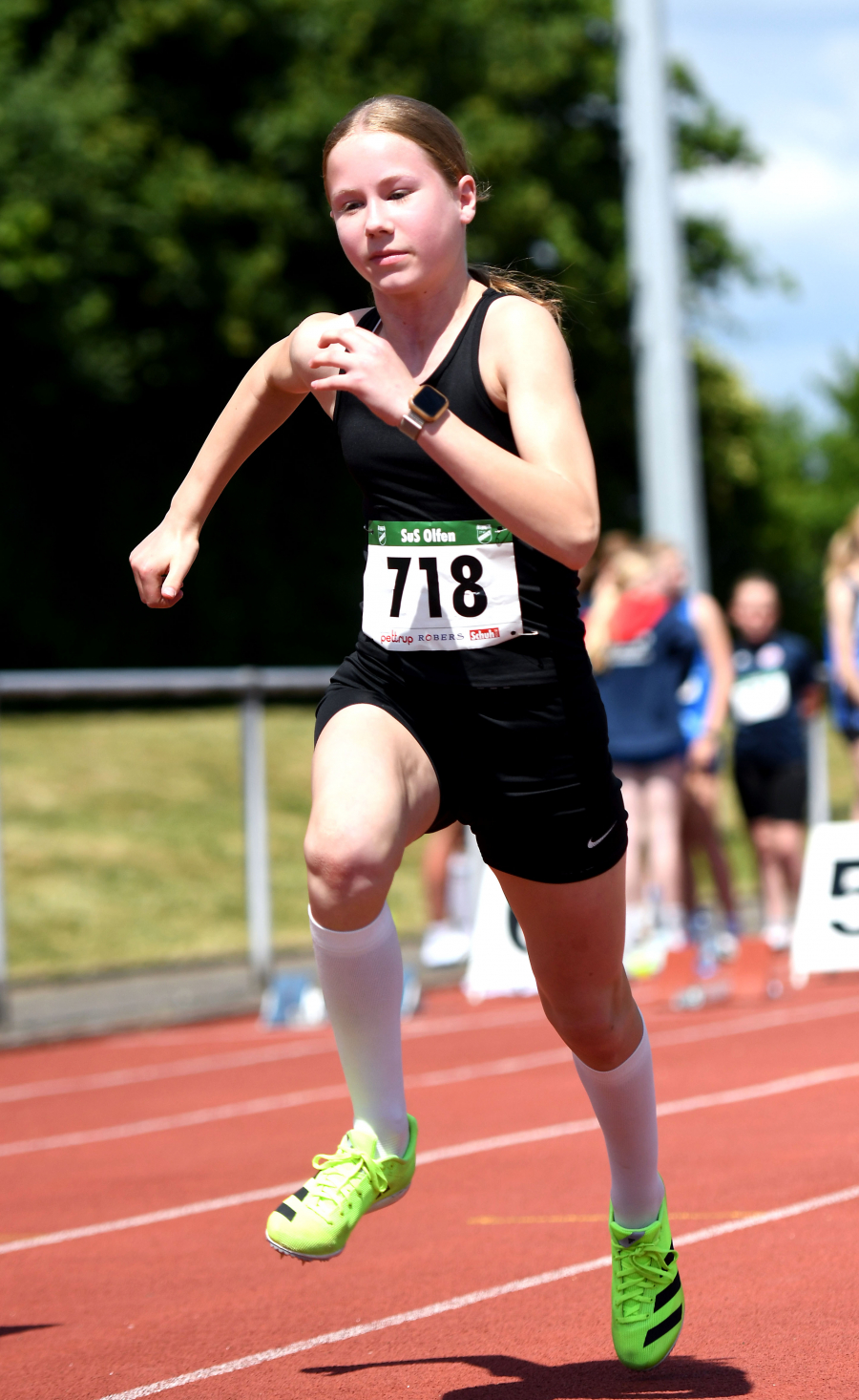 W12-Sportlerin Noelle Biegel vom LAZ Soest feierte in Olfen Siege über 75 Meter, 60-Meter-Hürden und im 800-Meter-Lauf. Foto: Bottin