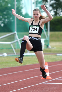 Überragende Sportlerin des LAZ Soest in Olfen: Nia Ferige (W15) stellte persönliche Bestleistungen im Dreisprung und Hochsprung auf. Foto: Bottin|Sprints auf hohem Niveau: Ines Rustemeyer vom LAZ Soest  (rechts, W50) unterbot in Olfen deutlich die DM-Normen über 100 Meter und 200 Meter. Links ihre Mannschaftskameradin Sabrina Raser. Foto: Bottin|Abgehoben: U18-Athlet Tim Welschoff vom LAZ Soest siegte über 100 Meter in ausgezeichneten 11,43 Sekunden. Für eine Anerkennung der Leistung wehte der Rückenwind mit 2,8 Meter/Sekunde aber zu stark. Foto: Bottin|W12-Sportlerin Noelle Biegel vom LAZ Soest feierte in Olfen Siege über 75 Meter, 60-Meter-Hürden und im 800-Meter-Lauf. Foto: Bottin|||
