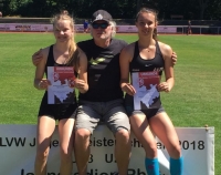 Linda Grabenmeier (links) und Jennifer Quiring mit LAZ-Trainer Karsten Bober.