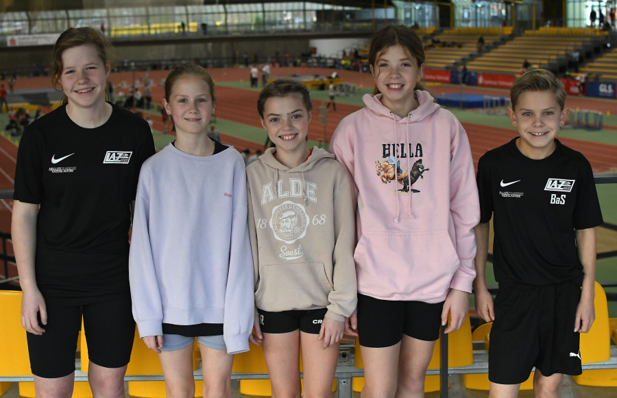 Erster großer Wettkampf in Dortmunds moderner Leichtathletikarena: Die U12-Kinder des LAZ Soest, v.l.n.r.: Hannah Eppe, Noelle Biegel, Marie Rustemeyer, Leni Schneider und Bastian Sievert, starteten erstmals über die 60-Meter-Hallendistanz. Foto: Bottin