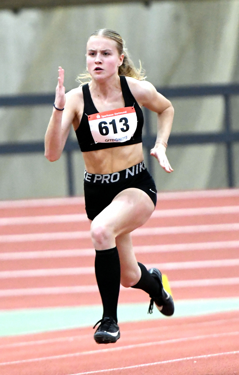 Pure Energie: Bei ihrem Erfolg über 60 Meter in 8,02 Sekunden ließ Sprinttalent Maja Bolinger vom LAZ Soest sogar die amtierende 100-Meter-Westfalenmeisterin Charlotte Görz vom TV Werne hinter sich. Foto: Bottin|Pure Energie: Bei ihrem Erfolg über 60 Meter in 8,02 Sekunden ließ Sprinttalent Maja Bolinger vom LAZ Soest sogar die amtierende 100-Meter-Westfalenmeisterin Charlotte Görz vom TV Werne hinter sich. Foto: Bottin|Tolle Leistung: Bei ihrem inoffiziellen Sieg über 60 Meter bei den W11-Mädchen verfehlte Marie Rustemeyer vom LAZ Soest in 9,02 Sekunden nur knapp die Neun-Sekunden-Marke. Foto: Bottin|Erster großer Wettkampf in Dortmunds moderner Leichtathletikarena: Die U12-Kinder des LAZ Soest, v.l.n.r.: Hannah Eppe, Noelle Biegel, Marie Rustemeyer, Leni Schneider und Bastian Sievert, starteten erstmals über die 60-Meter-Hallendistanz. Foto: Bottin|Enorme Steigerung: U18-Sportler Levi Klute vom LAZ Soest verbesserte sich im Weitsprung um über einen halben Meter auf 5,29 Meter. Foto: Bottin|9,62 Sekunden gingen für Hannah Eppe in die 60-Meter Wertung ein. Foto: Bottin|9,76 Sekunden: Die zehnjährige Noelle Biegel war das jüngste Mädchen der gesamten Konkurrenz über 60 Meter. Foto: Bottin|Leni Schneider (W11): benötigte 9,39 Sekunden über 60 Meter. Foto: Bottin|9,14 Sekunden über 60 Meter: Bastian Sievert belegte in der inoffiziellen M11-Wertung Platz vier. Foto: Bottin|||