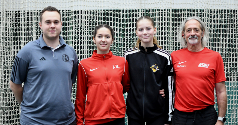 Hammerwurf-Kaderlehrgang in der Sportschule Kaiserau: Amelie Menzebach, Nia Ferige und LAZ-Trainer Ralf Reinhard mit Landestrainer Rik Amann. Foto: Bottin|||