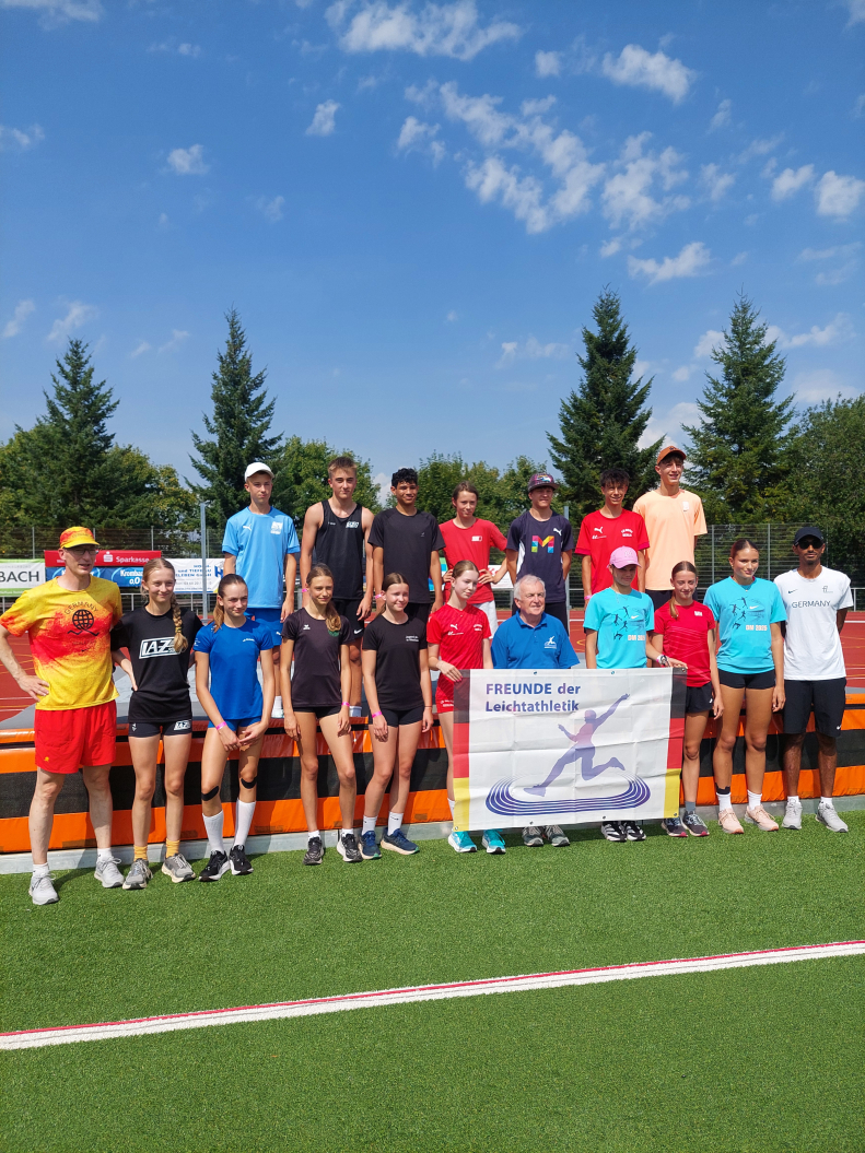 Die Teilnehmenden des Hochsprungcamps mit Bundesnachwuchstrainer Jan-Gerrit Keil (unten links) und Nauraj Randhawa (unten rechts). Foto: Straub|||