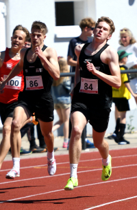 Moritz Langenscheidt vom LAZ Soest (rechts) wurde U18-Vize-Westfalenmeister über 400 Meter. Sein jüngerer Vereinskamerad David Stracke (links) kam auf Platz fünf. Foto: Bottin|U18-Athlet Moritz Langenscheidt vom LAZ Soest feierte mit dem Gewinn der Vize-Westfalenmeisterschaft über 400 Meter den bisher größten Erfolg seiner noch jungen Karriere. Foto: Bottin|Vize-Westfalenmeister: Moritz Langenscheidt (links) vom LAZ Soest holte hinter Sieger Jannis Dettner (Dortmund) Silber über 400 Meter der U18. Foto: Bottin|Maja Bolinger vom LAZ Soest war im Feld der älteren U18-Athletinnen in 25,67 Sekunden als Fünfte beste W15-Sprinterin über 200 Meter. Foto: Bottin|Westfalen-Bronze: Matthis Eckhoff, Mia Vollmer, Moritz Langenscheidt und Maja Bolinger (v.l.n.r.) vom LAZ Soest kamen in der 4 x 200 Meter-Mixedstaffel hinter der                              LG Kindelsberg Kreuztal und dem USC Bochum als drittbestes Quartett ins Ziel. Foto: Bottin|LAZ-Trainer Florian Wendt hat Videoaufnahmen für die Social-Media-Präsentation des Vereins gemacht: Interessierte Zuschauer sind (v.l.n.r.)                   Matthis Eckhoff, Maja Bolinger, Mia Vollmer und Moritz Langenscheidt. Foto: Bottin|Nach dem Staffelerfolg in Dortmund darf ein Selfie nicht fehlen. Maja Bolinger, Matthis Eckhoff, Moritz Langenscheidt und Mia Vollmer (v.l.n.r.). Foto: Bottin|Das Bronze-Quartett des LAZ Soest (rechts) bei der Siegerehrung in Dortmund mit den Teams der LG Kindelsberg Kreuztal (Mitte) und des USC Bochum. Foto: Bottin|Mia Vollmer legte die 200 Meter bei der U18 in 26,64 Sekunden zurück. Foto: Bottin|Maya Klute steigerte sich über 200 Meter auf 27,29 Sekunden. Foto: Bottin|||