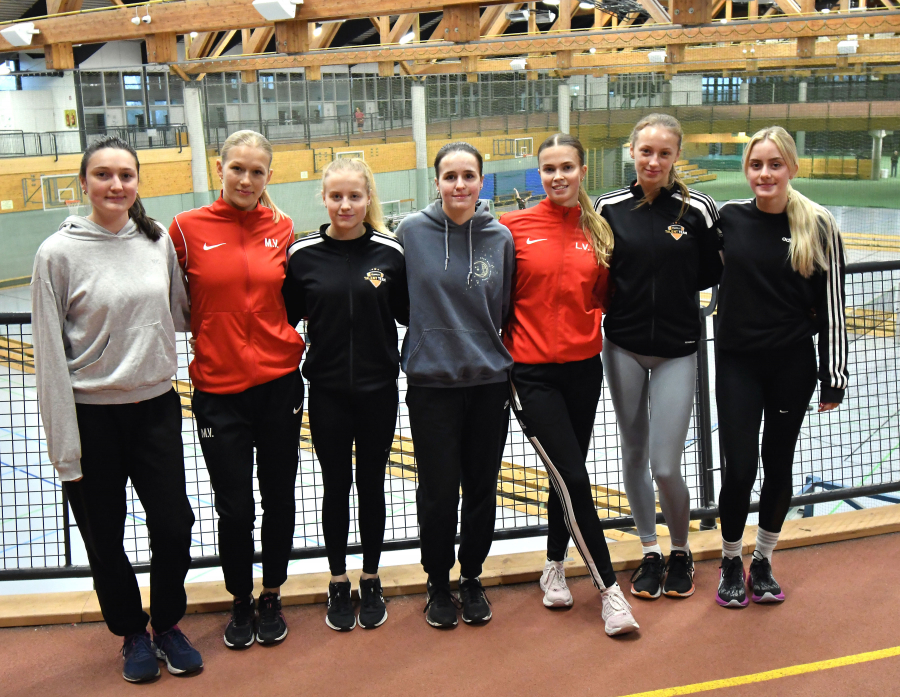 Lilli Michel, Mia Vollmer, Maja Bolinger, Carmen Büttner, Lina Vollmer, Sophie Martin und Maya Klute (von links) bereiten sich bei idealen Trainingsbedingungen im Paderborner Ahorn-Sportpark auf die bevorstehenden Höhepunkte der Hallensaison vor. Foto: Bottin Lilli Michel, Mia Vollmer, Maja Bolinger, Carmen Büttner, Lina Vollmer, Sophie Martin und Maya Klute (von links) bereiten sich bei idealen Trainingsbedingungen im Paderborner Ahorn-Sportpark auf die bevorstehenden Höhepunkte der Hallensaison vor. Foto: Bottin