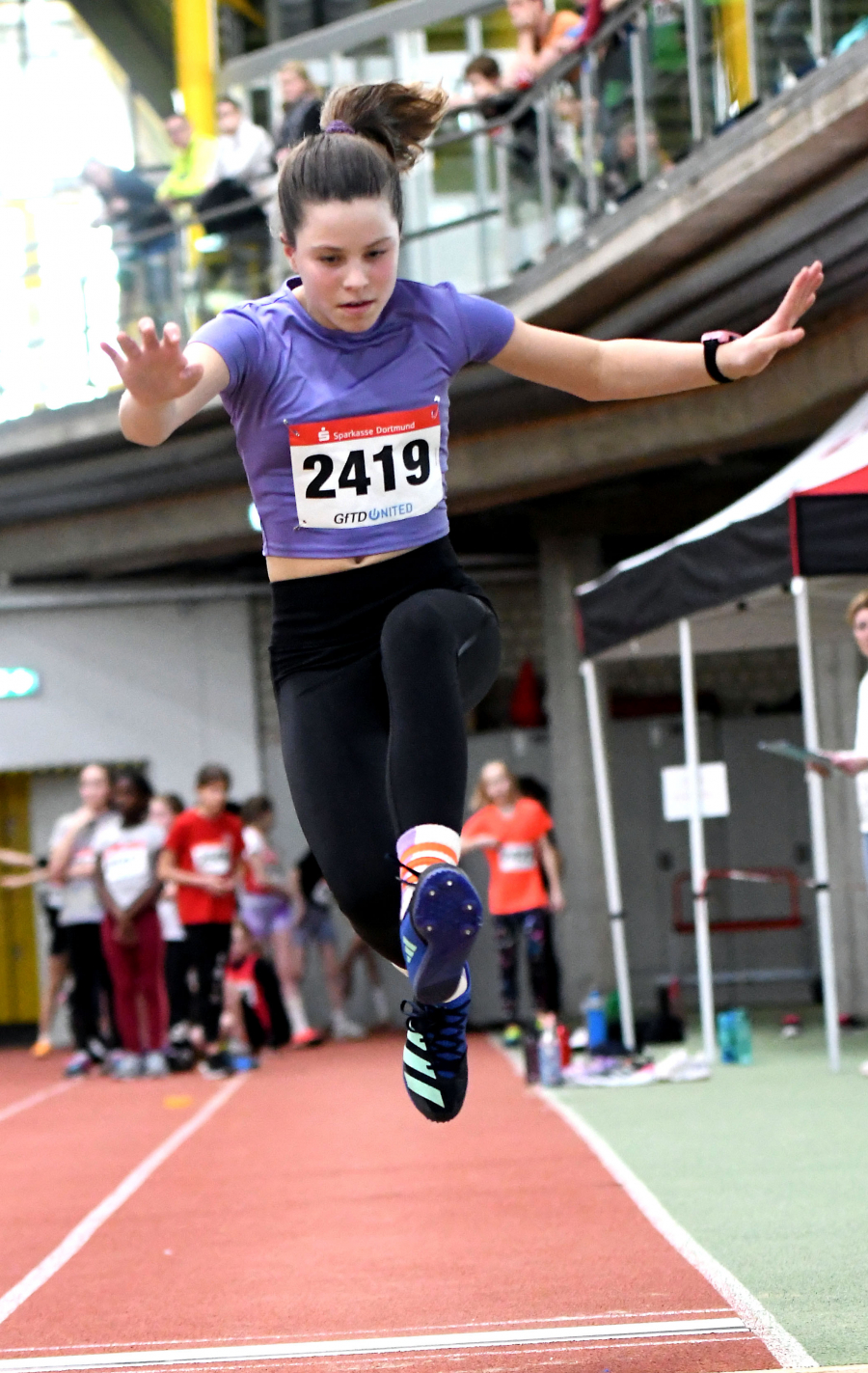 Klara Lehde (W11) beim Weitsprung. Foto: Bottin