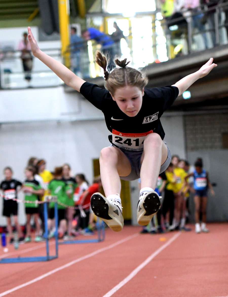 Noelle Biegel (W11) beim Weitsprung. Foto: Bottin