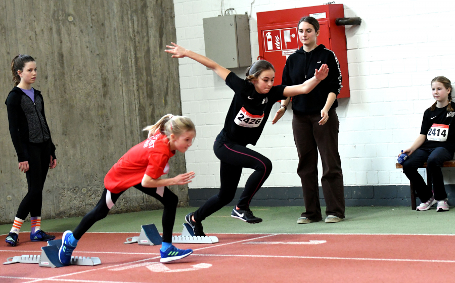 LAZ-Trainerin Jana Klee bei der Wettkampfvorbereitung in der Dortmunder Helmut-Körnig-Halle mit (von links nach rechts): Klara Lehde, Sophie Bornemann, Rosalie Tigges und Noelle Biegel. Foto: Bottin