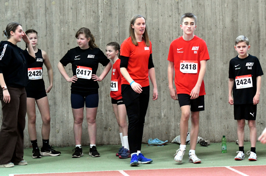 Die LAZ-Trainerinnen Jana Klee und Annika Straub in der Dortmunder Helmut-Körnig-Halle mit (von links nach rechts): Marlene Soer, Hannah Eppe, Marie Rustemeyer, Rafael Hesse und Bastian Sievert bei der Wettkampfvorbereitung. Foto: Bottin