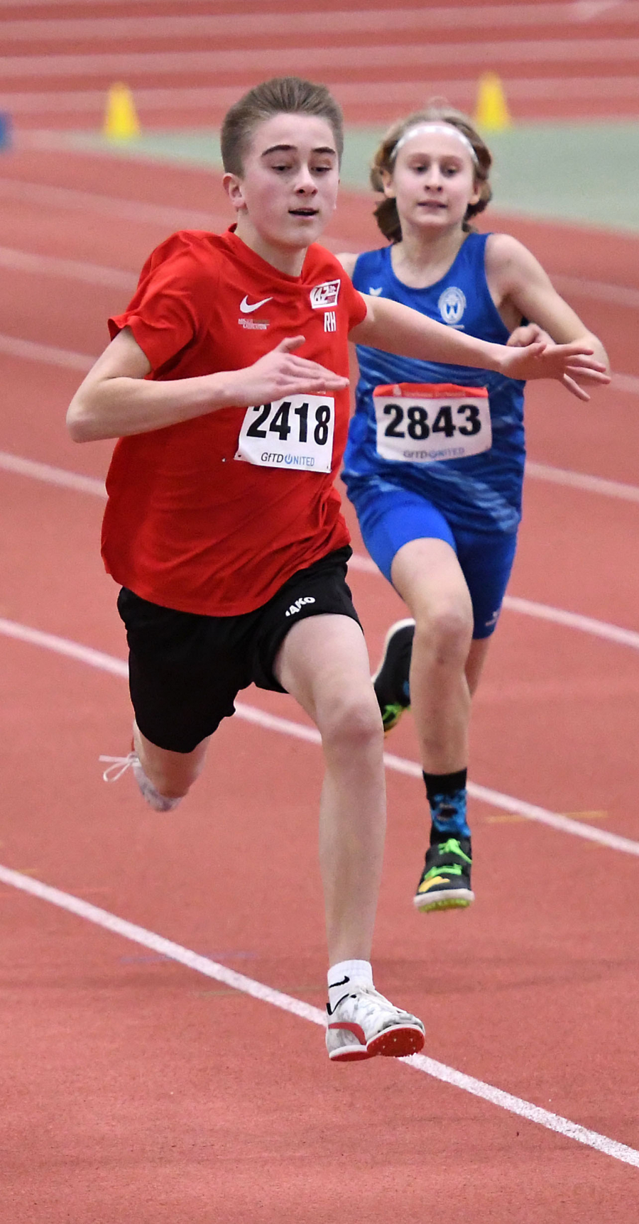 Rafael Hesse steigert sich über 60 Meter als Vierter der M13 auf 8,50 Sekunden. Das Kugelstoßen gewinnt der LAZ-Athlet sogar mit 9,58 Metern. Foto: Bottin