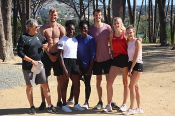 Falk Wendrich (Dritter von rechts) beim Trainingslager in Südafrika.