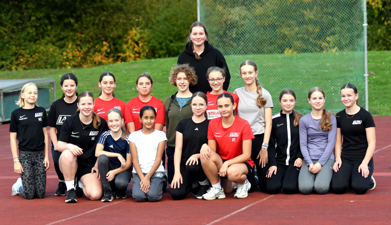 Das Training mit den Kinder- und Jugendgruppen bereitet Sophie am meisten Freude. Foto: Bottin|Auch die Pflege und Wartung von Geräten gehört zu ihren Aufgaben. Foto: Bottin|||
