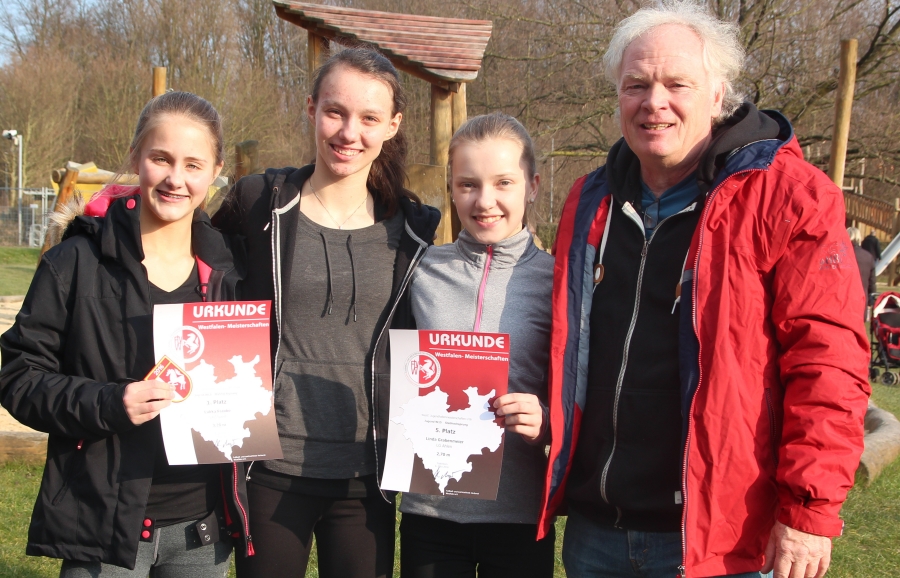 Erfolgreich in Paderborn (von links): Franke, Quiring und Grabenmeier mit Trainer Bober.