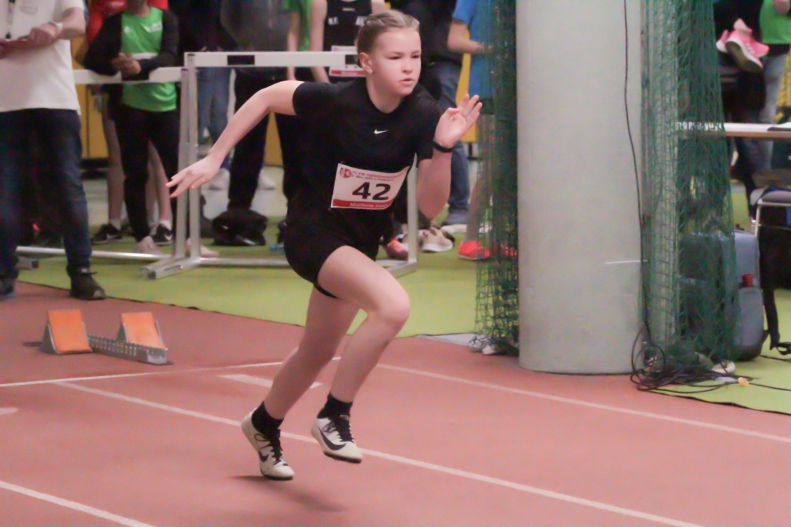 Marlene Soer sprintete die 60 Meter in 8,75 Sekunden und freute sich über eine neue persönliche Bestleistung. Foto: Reinhard|Mit einer Schnapszahl zur neuen Bestleistung: Nia Ferige sprang 4,44 Meter weit. Foto: Reinhard|||