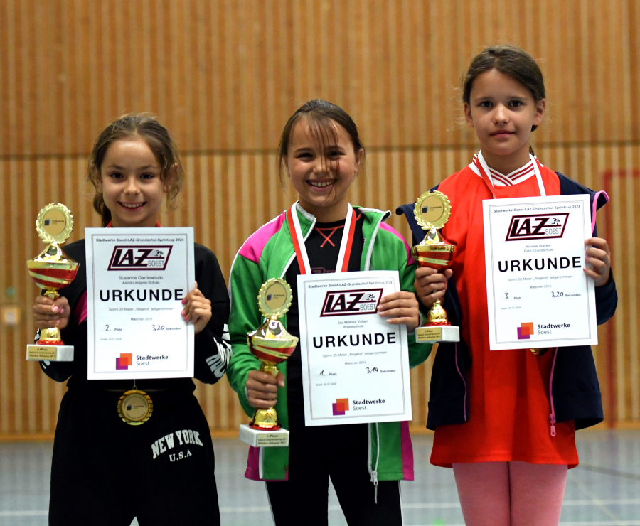 Die drei Erstplatzierten bei den Mädchen des Jahrgangs 2015 (von links): Susanne Gardewiszki (Astrid-Lindgren, 2.), Siegerin Ida Mathea Voßen (Wiese) und Annelie Wacker (Petri, 3.). Foto: Bottin