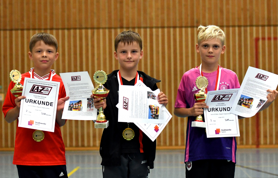 Die drei erstplatzierten Jungen des Jahrgangs 2015 (von links): Levin Karl Schmidt (Petri, 2.), Sieger Lutz Rummel (Hellweg) und Leo Leifert (Bruno, 3.). Foto. Bottin