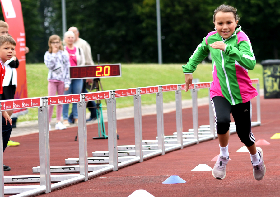 Ida Voßen (Wiese-GS) setzte sich als Favoritin auch im Finale des Stadtwerke Soest-LAZ-Grundschul-Sprintcups beim Jahrgang 2015 durch. Foto: Bottin