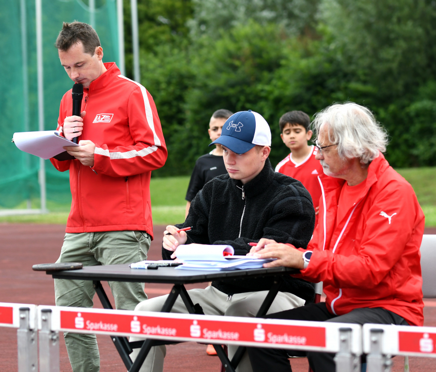 Das Organisationsteam des LAZ Soest, (von links) mit Moderator Sebastian Moritz, Jonas Teipel und Ralf Reinhard sorgten für einen reibungslosen Ablauf beim Sprintcup-Finale. Foto: Bottin